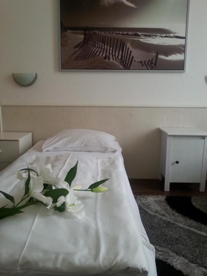 Hotel Komet Дюселдорф Екстериор снимка